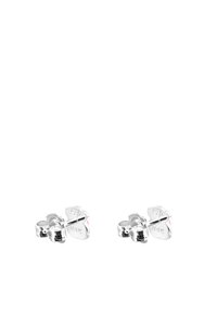 Pendientes de studs en forma de mariposa de plata con acabado pulido, que presentan un pequeño diseño hundido y cierres de empuje seguros.