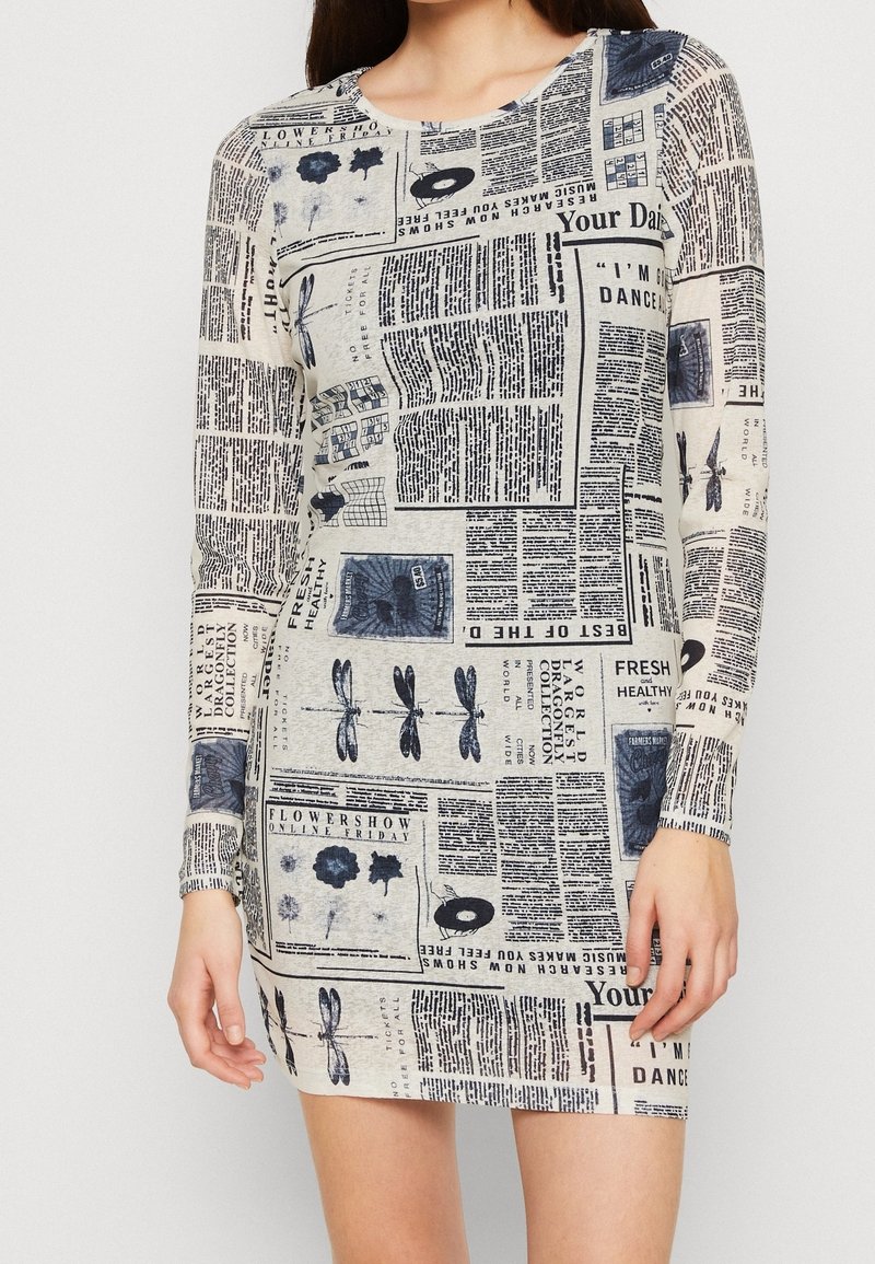 Robe à manches longues avec un motif imprimé journal en bleu et beige. Elle présente un col rond et une silhouette ajustée. Tissu texturé.