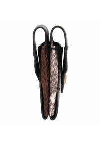 Portefeuille en cuir noir avec deux compartiments ; arbore des motifs de serpent texturés en marron et beige clair. Accentué par un détail en métal circulaire.