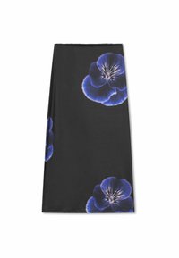 Schwarzer Stoffrock mit großen blauen Blumenmotiven und weißen Akzenten, glatter Textur und einfachem, geradem Schnitt.