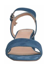 Blauer Wildledersandale mit verstellbarem Knöchelriemen, offener Zehenpartie und weichem beigen Fußbett. Mit minimalen Nähdetails.