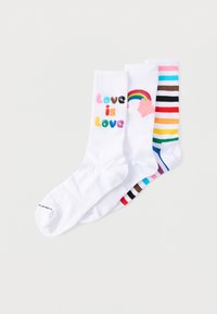 Τρεις λευκές κάλτσες για πλήρωμα, η μία με το κείμενο «Η αγάπη είναι αγάπη» σε ουράνια τόξα, η άλλη με ουράνιο τόξο και σύννεφο, και η τρίτη με οριζόντιες ρίγες σε ουράνιο τόξο.