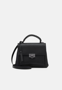 Svart handväska med texturerad yta, flätat handtag och metallspänne. Har en avtagbar axelrem för mångsidig bärbarhet.
