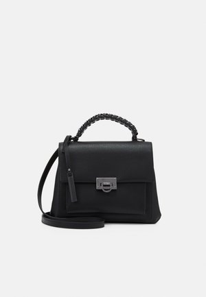 Svart handväska med texturerad yta, flätat handtag och metallspänne. Har en avtagbar axelrem för mångsidig bärbarhet.