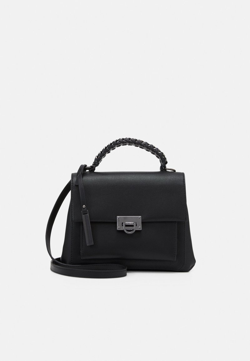 Svart handväska med texturerad yta, flätat handtag och metallspänne. Har en avtagbar axelrem för mångsidig bärbarhet.