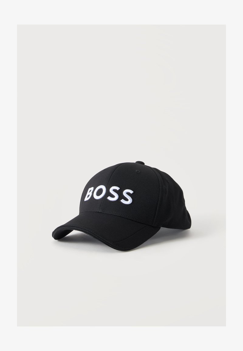 Casquette de baseball noire avec visière courbée et texte brodé blanc "BOSS" sur le panneau avant sur fond blanc.