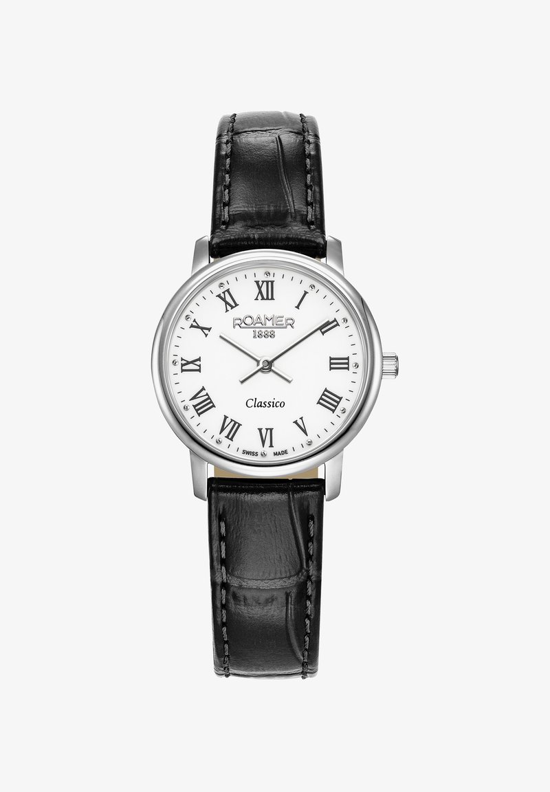 Ronde zilveren horloge met een witte wijzerplaat, Romeinse cijfers en een zwarte leren band met krokodillenstructuur. "Roamer 1888 Classico" gegraveerd.