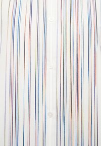 Chemise blanche avec fines rayures verticales de plusieurs couleurs et trois boutons blancs visibles au centre.
