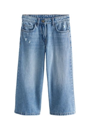 Pantalon large en denim bleu clair, court, avec poches avant, passants pour ceinture, fermeture par bouton et détails usés subtils.