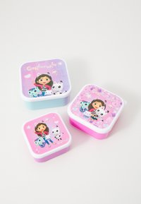 Τρία τετράγωνα δοχεία με πολύχρωμα καπάκια. Τα σχέδια περιλαμβάνουν έναν χαρακτήρα και ζώα. Τα χρώματα περιλαμβάνουν ροζ, μπλε και λευκό. Κατασκευασμένα από πλαστικό υλικό.