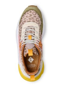 Chaussure avec un dessus tricoté multicolore en rose, vert et beige, des accents en daim, une semelle intermédiaire jaune et une doublure intérieure texturée avec des détails de logo.