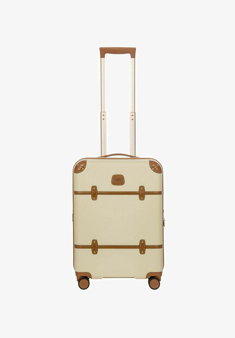 Valigia crema con dettagli marroni, manico telescopico, quattro ruote e cinghie simili a cinture; texture liscia con forma angolare.