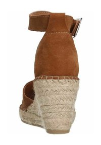 Braunes Wildleder-Pfennigabsatzschuh mit einer geflochtenen Jute-Wedge. Verfügt über einen Knöchelriemen mit einer Metall-Schnalle, glatter Oberseite und strukturiertem Sohlen.