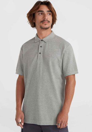 Polo gris en tissu doux, avec un col classique, trois boutons noirs, des manches courtes et un logo discret sur la poitrine.