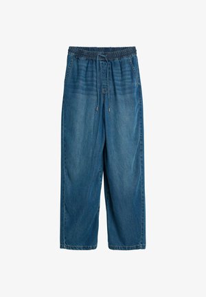 Pantalones de mezclilla azul de corte holgado con cintura elástica y cordón, con bolsillos delanteros y corte recto en las piernas.