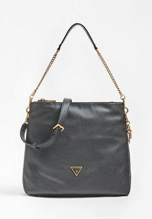 Borsa a tracolla in pelle nera con una finitura texturizzata, dotata di un logo triangolare dorato, una tracolla rimovibile e un accentuazione di catena.