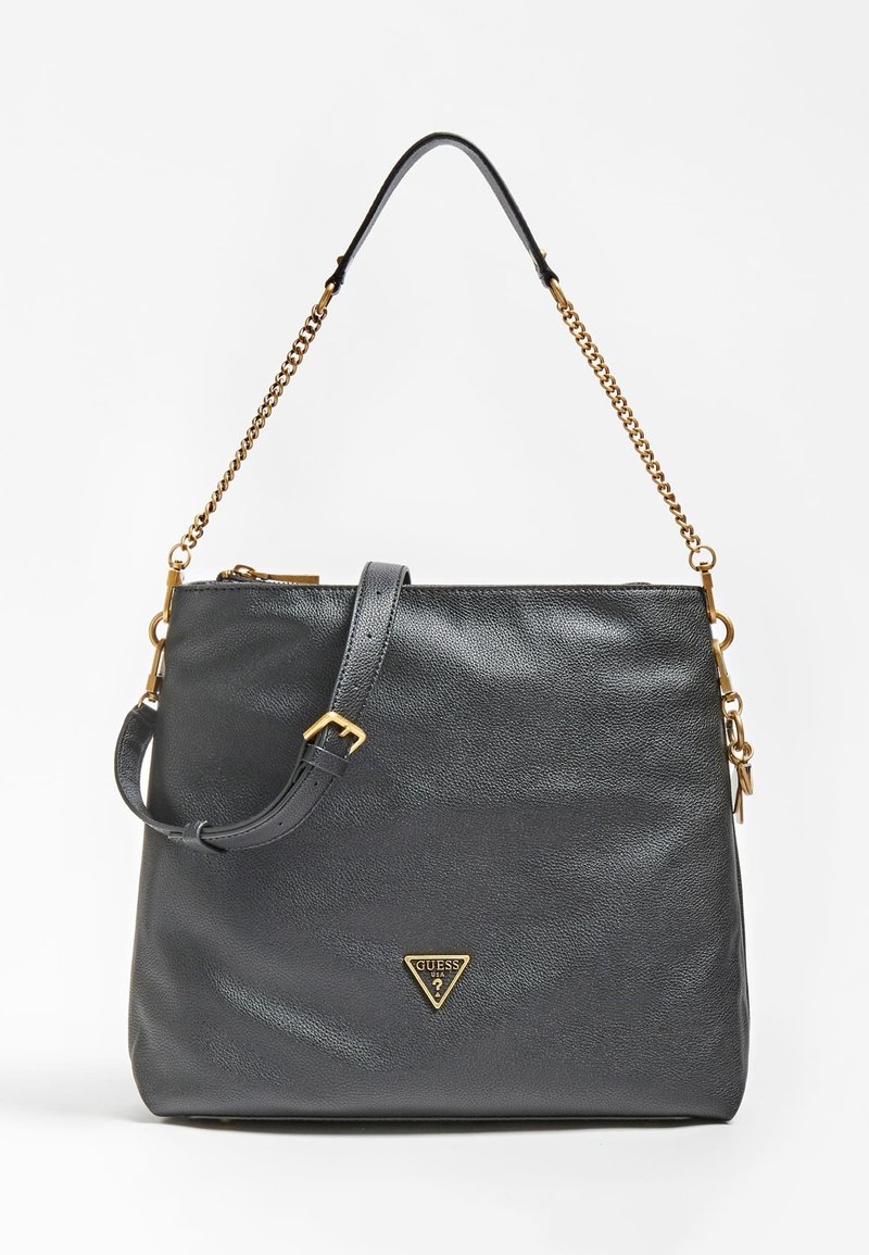 Czarna skórzana torebka o teksturowanym wykończeniu, z złotym logo w kształcie trójkąta, odczepianym paskiem na ramię i akcentem w postaci łańcuszka.