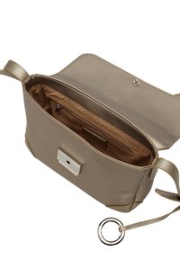 Beige tekstureret crossbody taske med frontknaplukning, en aftagelig nøglering, og et foret indre med en lynlås-lomme.