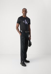 Calvin Klein Jeans SEASONAL MONOLOGO TEE - Marškinėliai su spaudiniu - black/pastel lilac