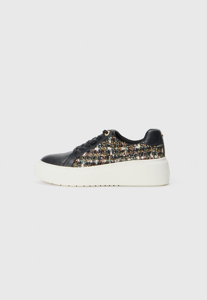 Sneaker in pelle nera e tweed multicolore con una spessa suola piattaforma bianca e lacci neri. Presenta occhielli e accenti laterali in tono oro.