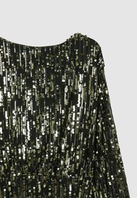 Schwarzes Pailletten-Kleid mit vertikalen Reihen glänzender goldener und silberner Pailletten, runder Ausschnitt und fließender Stoffstruktur.