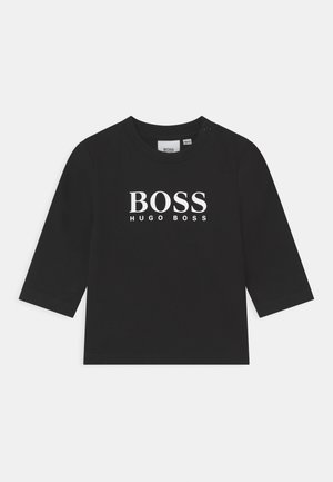 Schwarzes langärmeliges T-Shirt aus Baumwolle mit weißem "BOSS HUGO BOSS"-Logo auf der Vorderseite. Rundhalsausschnitt mit Druckknopfverschluss.