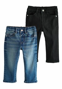 Dva para otroških kavbojk: ena modra jeans z lahkim pranjem in zavitimi robovi, ter ena črna jeans z gladko teksturo in ravnim krojem.