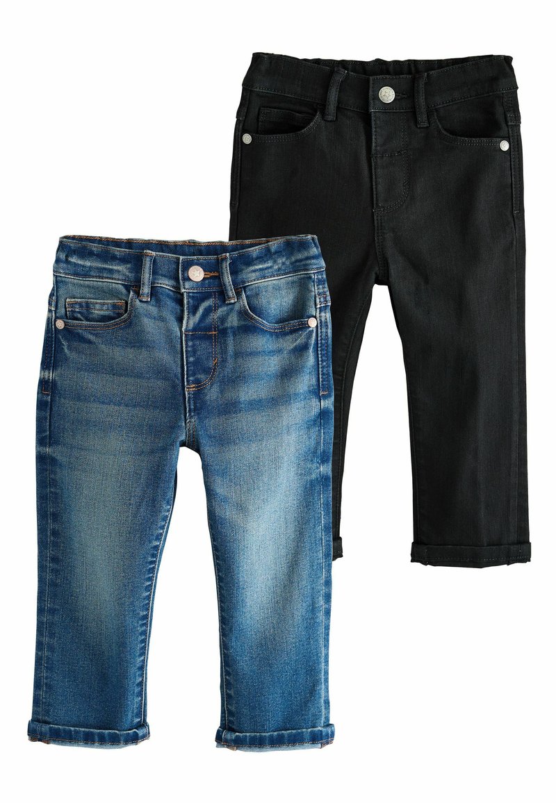 Dva para otroških kavbojk: ena modra jeans z lahkim pranjem in zavitimi robovi, ter ena črna jeans z gladko teksturo in ravnim krojem.