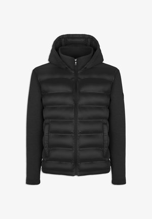 Zwarte pufferjack met een capuchon, voorzien van een gewatteerde voorkant en lange zwarte stoffen mouwen. Ritssluiting en minimale branding.