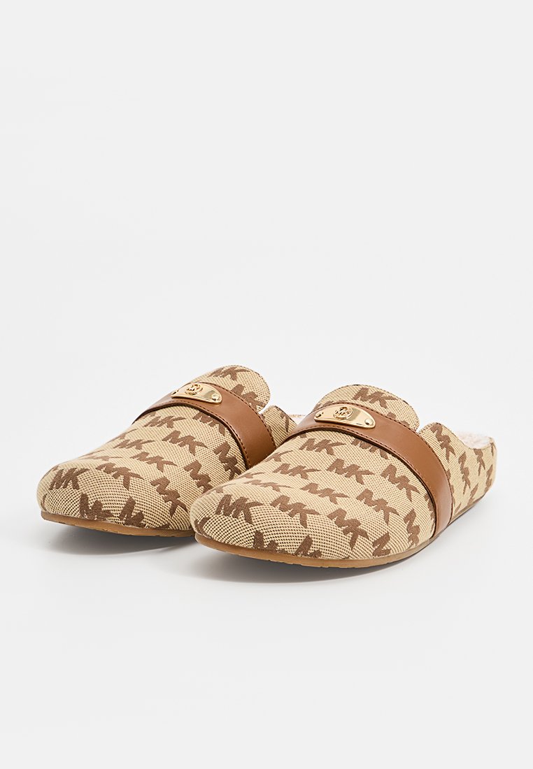 Beige tygklackar med hundtandsmönster, brun läderrem och guld detaljer. Mjuk innervaddering för extra komfort.