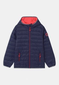 Námořnický puffer kabát s kapucí, s červenými zipovými akcenty, elastickými manžetami a kontrastním červeným podšívkou. Obsahuje dvě přední zipové kapsy.