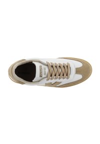 Sneakers en daim blanc et beige avec des lacets beiges, une semelle en caoutchouc, et le logo "Victoria" sur la languette et la semelle intérieure.