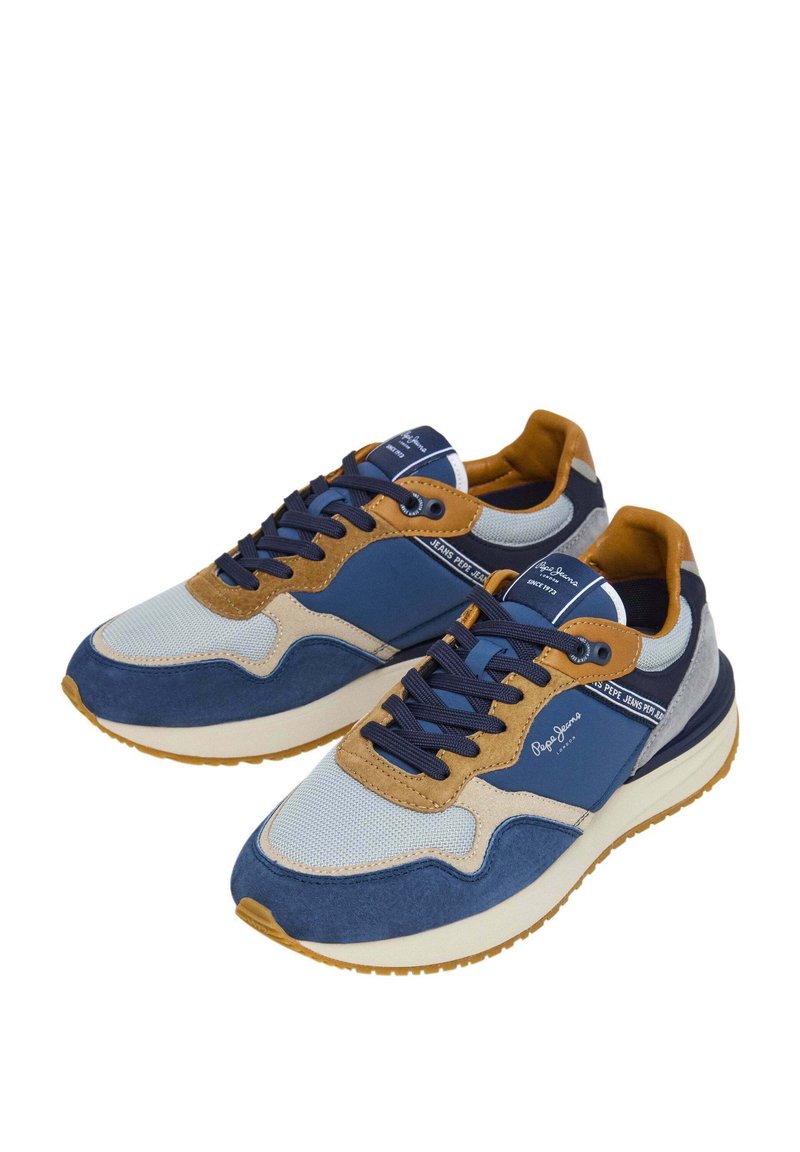 Baskets bleues et beiges avec un mélange de cuir suédé, de maille et de matériaux synthétiques. Comprend des accents texturés et un col rembourré.