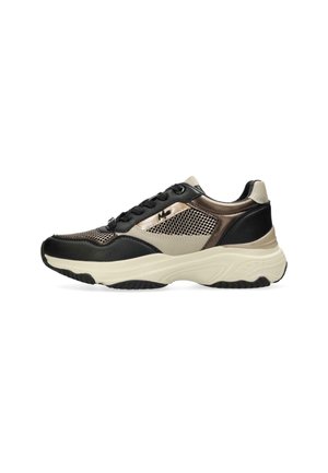 Sneaker nera e beige con dettagli in rete, accenti in pelle testurizzata, suola spessa e lacci neri. Il design curvo presenta una leggera lucentezza.