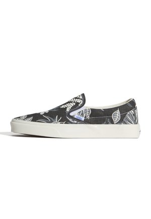 Niskie czarne buty Vans typu slip-on z białymi tropikalnymi wzorami liści i białą gumową podeszwą na białym tle.