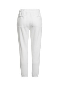 Weiße Sweatpants mit lockerer Passform, elastischem Taillenbund und zwei Gesäßtaschen. Das Material wirkt weich mit einer glatten Textur.