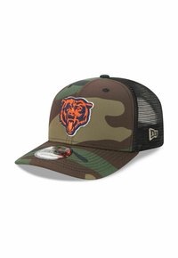 Camouflage-Baseballcap mit strukturiertem Frontbereich, verstellbarem Netzrücken und einem gestickten orangefarbenen Bärenlogo auf der Vorderseite.