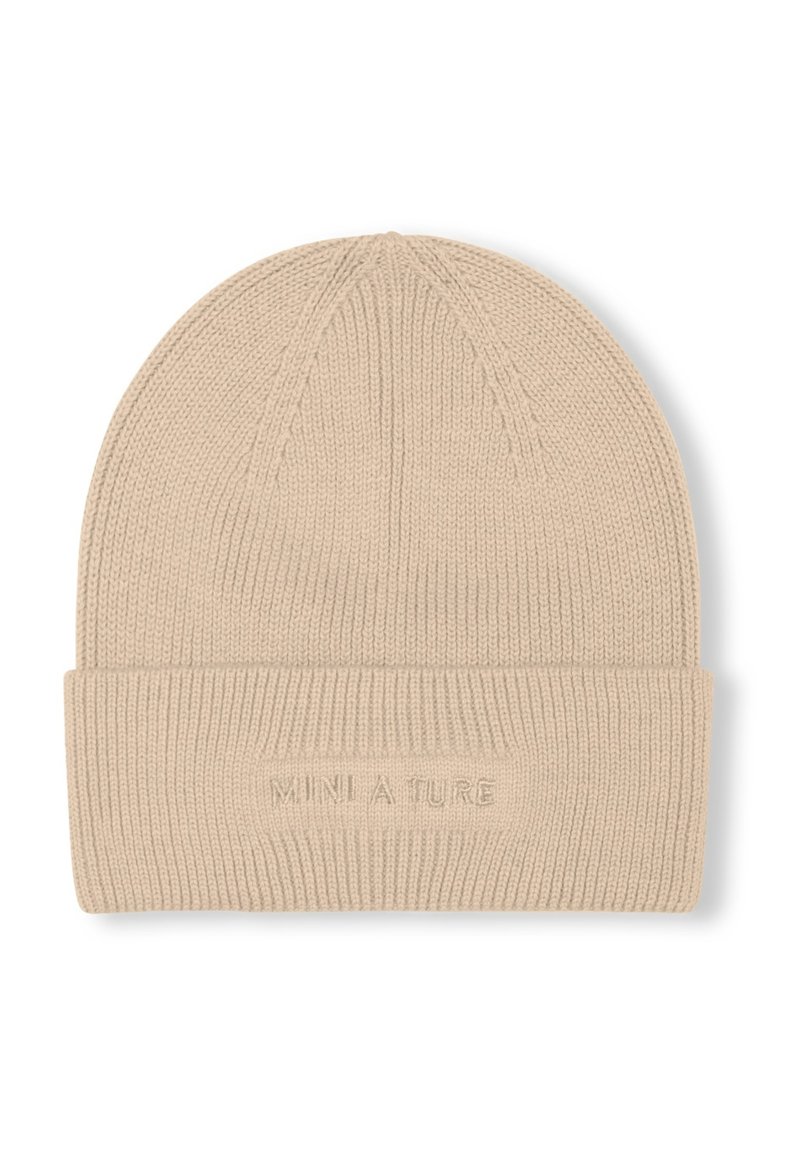 Beige Strickmütze mit umgeschlagenem Bund. Verfügt über vertikale Rippungen und ein eingeprägtes Logo "MINI A TURE" am Bund. Weiche Textur und eng anliegende Passform.