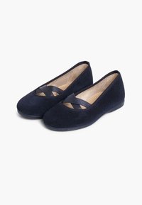 Ballerines en daim bleu marine avec un design de brides croisées sur les orteils et une doublure intérieure douce, dotées d'une semelle flexible et basse.