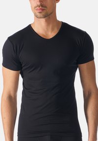 Zwarte korte mouwen V-hals t-shirt gemaakt van een gladde, rekbare stof. Strakke pasvorm zonder zichtbare patronen of versieringen.
