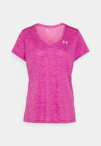 Camiseta deportiva rosa de tela ligera, con diseño de cuello en v, mangas cortas y un sutil patrón jaspeado. Pequeño logotipo en la parte delantera.