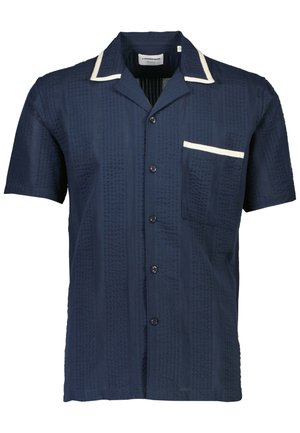 Kortærmet navy skjorte med et struktureret mønster, kontrasterende hvid krave og lommebånd, fem knapper og en brystlomme.