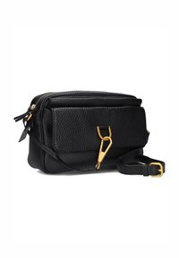 Borsa a tracolla nera in pelle con superficie texture, hardware dorato, chiusura con zip e tracolla regolabile. Design compatto e rettangolare.