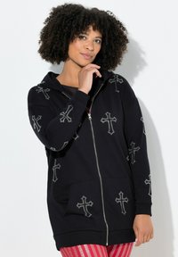 Felpa nera con zip, decorata con dettagli a forma di croce argentata, dotata di tasca frontale e cappuccio. Tessuto morbido con vestibilità comoda.