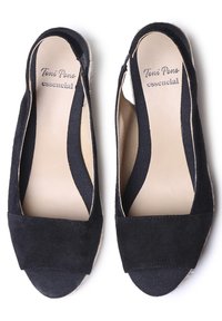 Scarpe espadrillas in suede nero con tacco aperto, dettagli in tela e punta arrotondata. Presentano una suola testurizzata per aderenza e comfort.