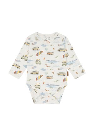 Body per neonati a maniche lunghe con stampa a tema spiaggia, che include furgoni, tavole da surf, biciclette, nuvole e piccoli animali su sfondo chiaro.