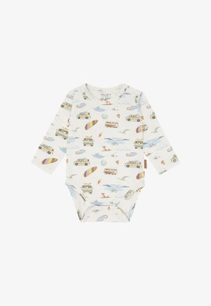 Body bébé à manches longues avec un imprimé thème plage, comprenant des vans, des planches de surf, des vélos, des nuages et de petits animaux sur un fond clair.