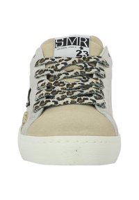 Baskets en cuir beige avec des lacets à imprimé léopard et des accents texturés. Comprend un détail doré sur le côté et une semelle en caoutchouc blanche.