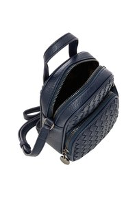 Zaino in pelle blu navy con due scomparti con zip, caratterizzato da una texture intrecciata sulla parte anteriore e una tracolla regolabile.