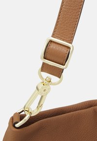 Brązowy pasek do torby ze skóry z metalowym klipsem w odcieniu złota i kwadratową klamrą, posiadający teksturowaną powierzchnię i solidne okucia do mocowania.